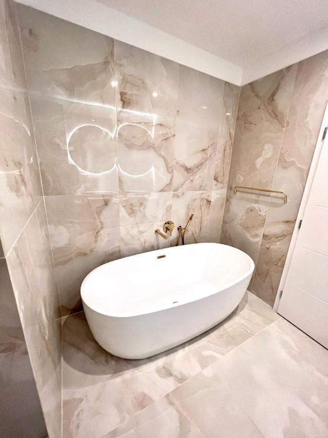 Stylish 3 Bedroom Apartment In The Hearth Of City Center With History Pressburg Exterior foto