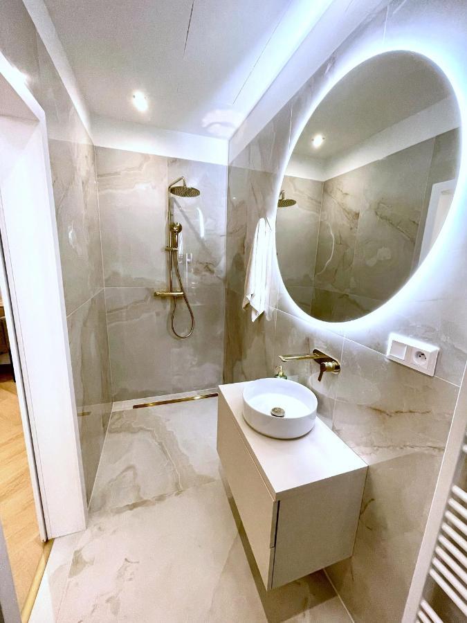Stylish 3 Bedroom Apartment In The Hearth Of City Center With History Pressburg Exterior foto