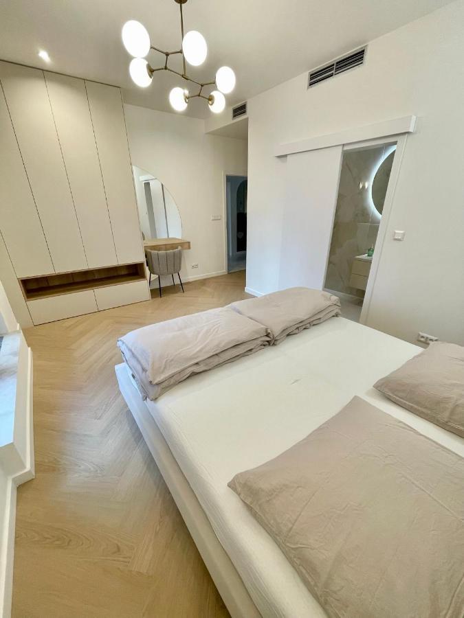 Stylish 3 Bedroom Apartment In The Hearth Of City Center With History Pressburg Exterior foto